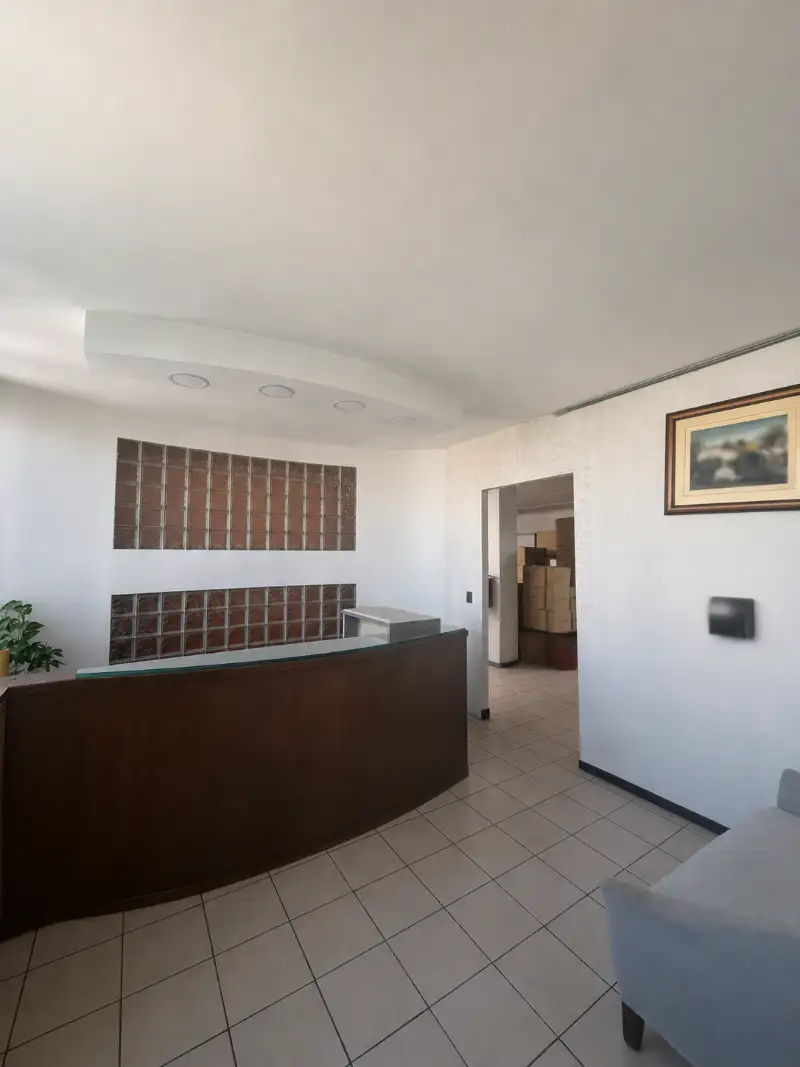 Área interior con mostrador y ventana en VODEGASMX