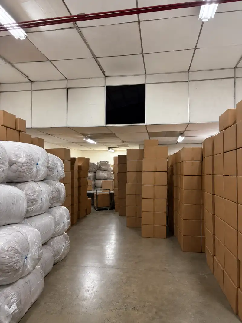 Bodega con inventario organizado y pasillo de circulación en VODEGASMX, Naucalpan