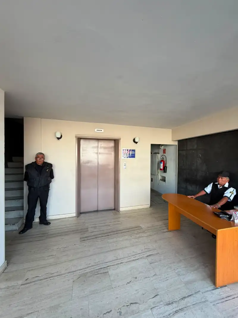 Recepción del edificio con personal y elevador